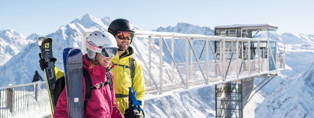 Die Aussichtsplattform mit gläsernem Aufzug ist eines der ganzjährigen Highlights an der Bergstation.