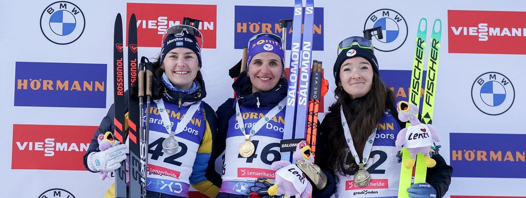 Gold für Julia Simon (FRA), Silber für Ella Halvarsson (SWE) und Bronze für Lou Jeanmonnot (FRA).