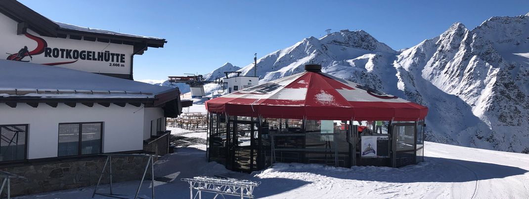 The Rotkogelhütte with its umbrella bar is ideal to end the ski day in the sun.