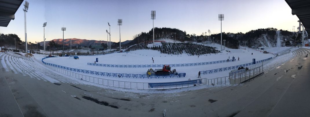Blick von der Tribüne im Alpensia Sports Park auf das Langlauf- und Biathlonstadion (Dez 2016).