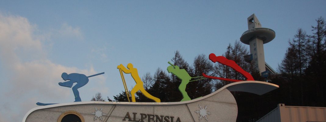 Skispringen findet im Alpensia Sports Park statt.