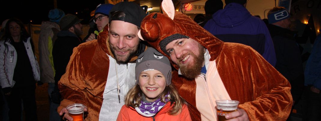 Egal ob mit Bärenkostüm oder dicker Mütze - warm eingepackt war jeder Besucher beim Bergfestival.