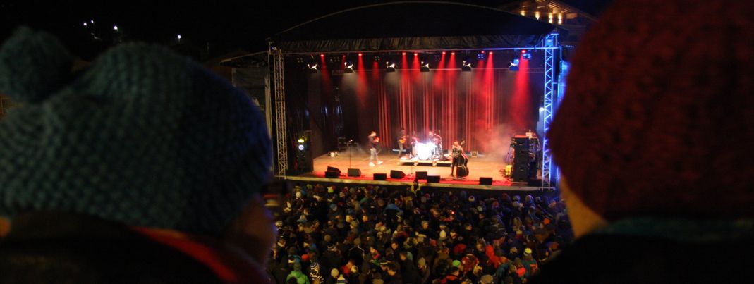 Dick eingepackt mit Mützen und Winterjacken feierten die Musikfans bei den Konzerten.