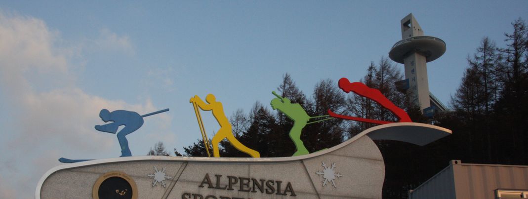 Die meisten Wettkämpfe finden im Alpensia Sports Park statt. Im Hintergrund