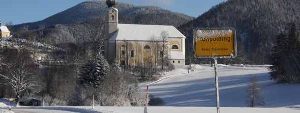 Verschneites Ruhpolding: Die Pfarrkirche St. Georg ist das Wahrzeichen des Ortes.