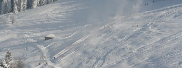 Beschneiung mit Schneilanzen und Schneeerzeugern