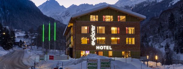 Das Explorer Hotel Montafon bei Nacht