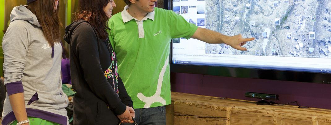 Explorer Wall in der Lobby