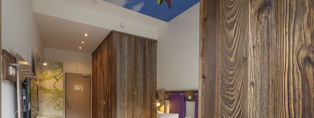 Doppelzimmer mit vielen Ablageflächen