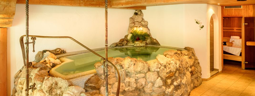 Felsenwhirlpool mit Bergquellwasser