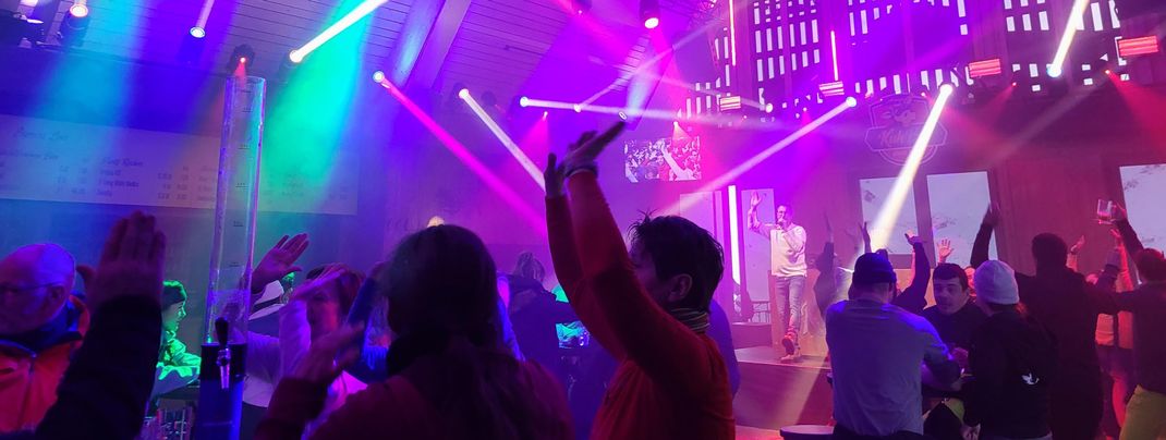 Ausgelassene Stimmung in der Kuhbar bei der Tschuggenhütte