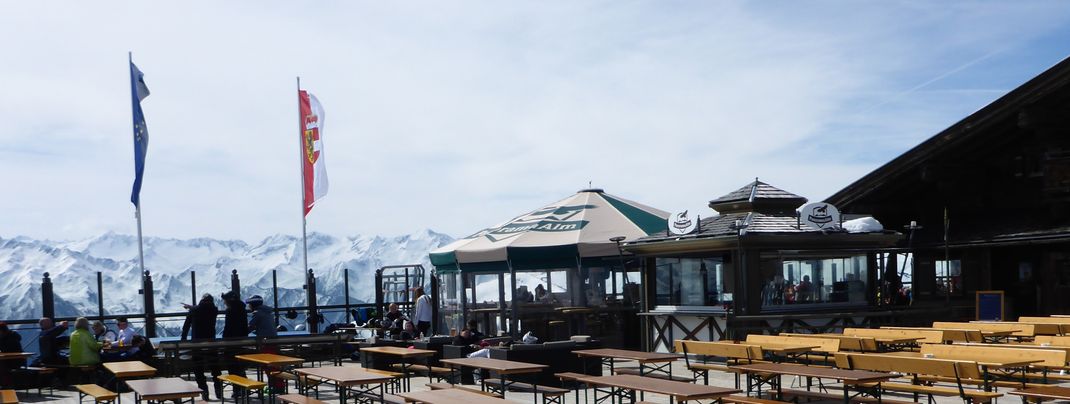 Après-Ski vor beeindruckender Kulisse an der Panorama Alm