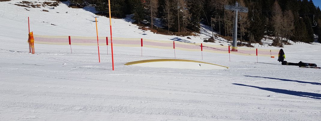 The line consists of smaller obstacles.