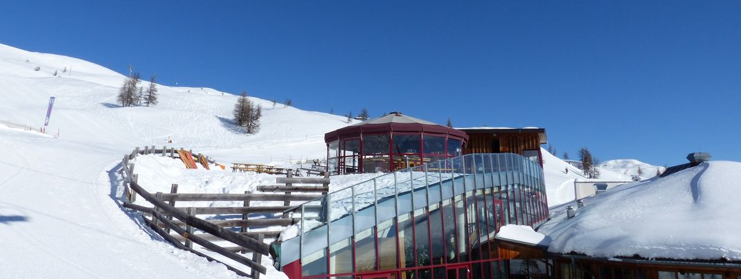 Die Schirmbar an der Bergstation der Thurntaler Gondelbahn mit besonderem Panoramablick