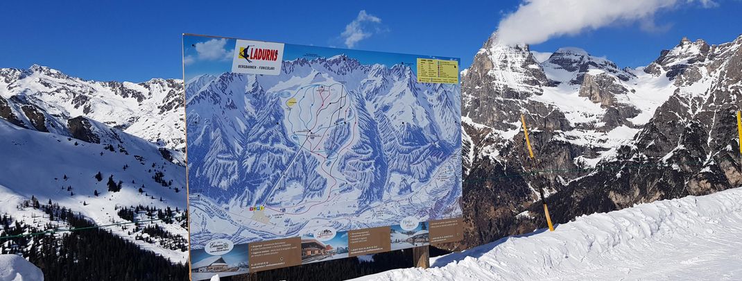 Große Tafeln dienen zur Orientierung.