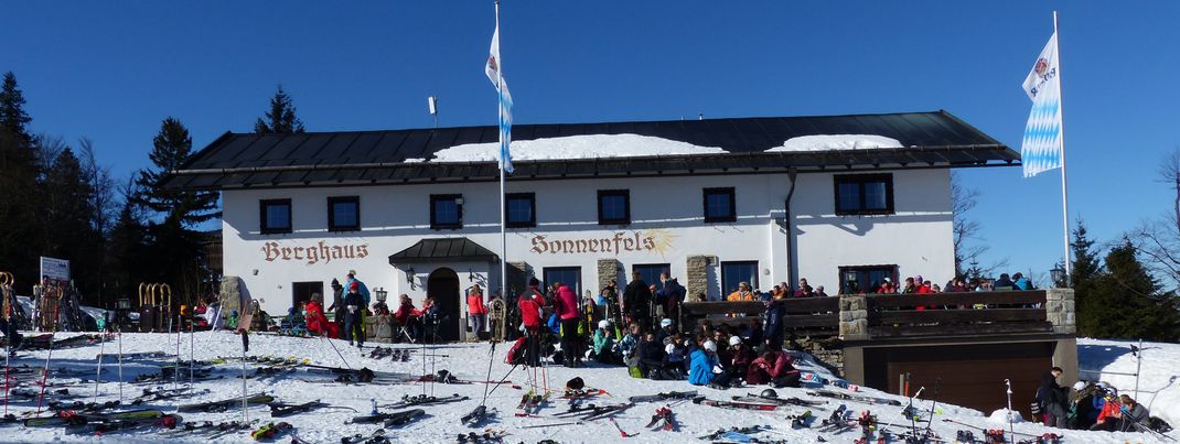 Das Berghaus Sonnenfels ist nicht nur zur Mittagszeit gut besucht und überzeugt mit toller Sonnenterrasse.