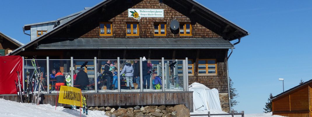 Das Arberschutzhaus bietet Kost und Logis und dazu auch eine herrliche Sonnenterrasse.