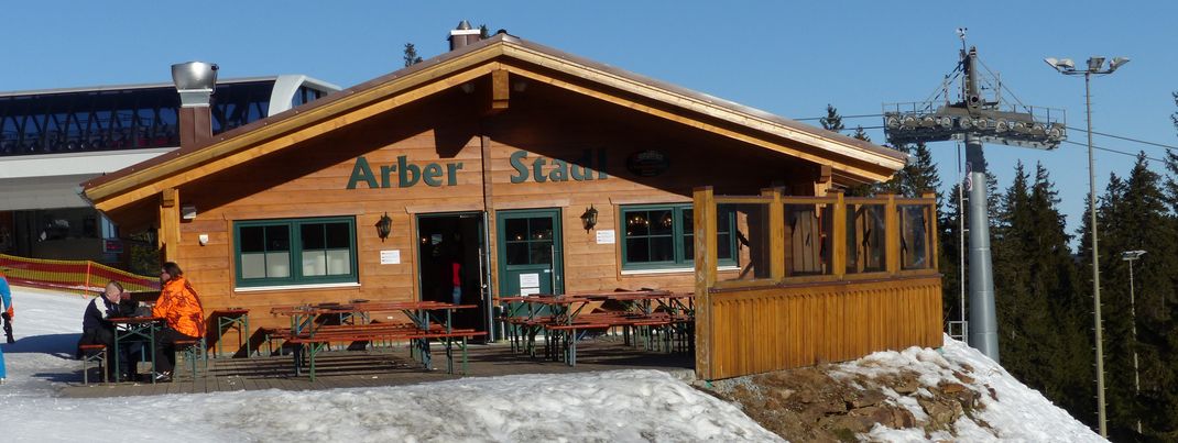 Seit 2012 befindet sich an der Bergstation der Sesselbahn Sonnenhang der urige Arber-Stadl.