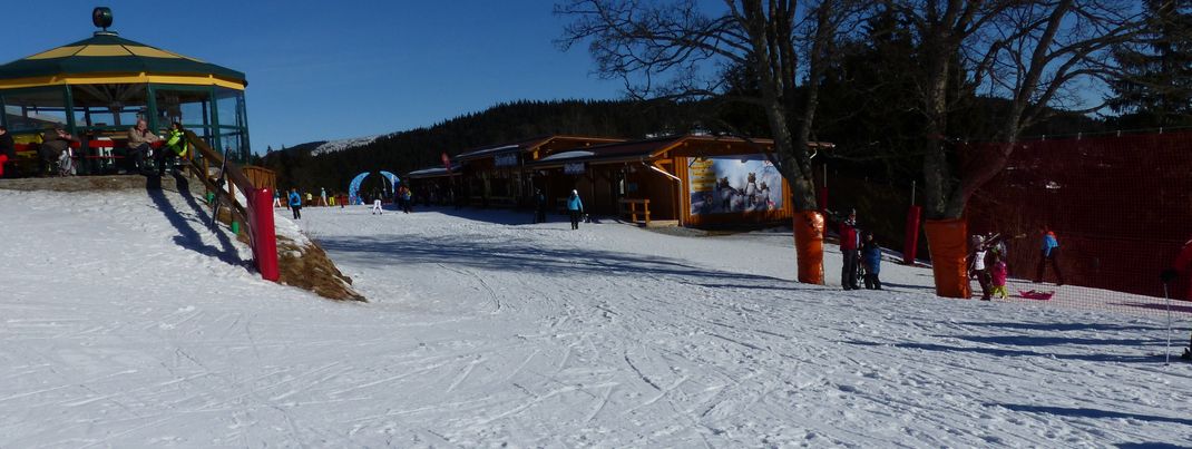 Direkt am ArBär-Kinderland befinden sich Skiverleih, Skidepot und Skischulen.