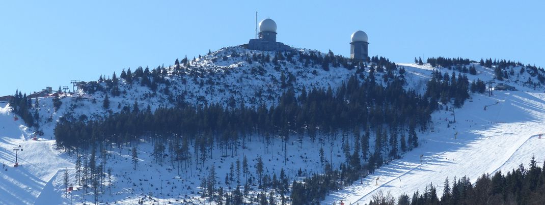 Der höchste Punkt im Skigebiet liegt an der Spitze des Großen Arbers auf etwa 1.450 Metern.
