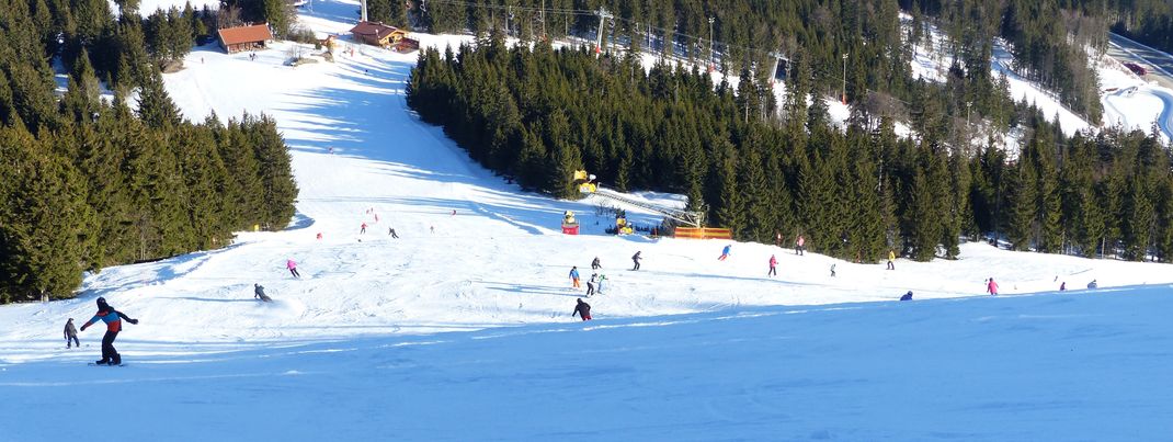 Im Zentrum des Skigebiets befinden sich die roten Pisten A (Böhmerwaldstrecke, rechts) und C (Sonnenhang, vorne rechts).