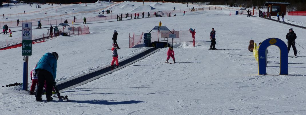 Übungspiste und Kinderland in einem Areal - perfekt für Familien.