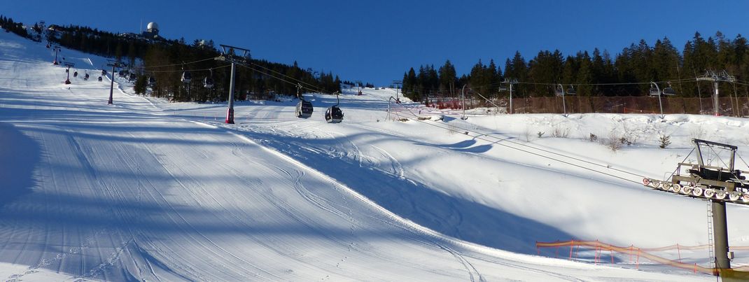 Fortgeschrittene Skifahrer freuen sich über die schwarze Liftschneise (links, Piste J), die mit der 6-er Gondelbahn erreicht wird.