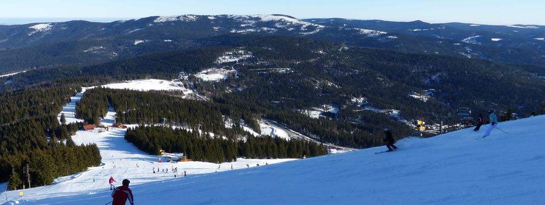Traumhafte Panoramen und breite Pisten hat das Skigebiet am Arber zu bieten.
