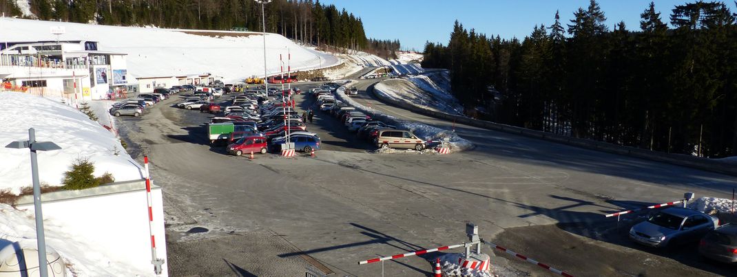 Die Parkplätze sind im gesamten Skigebiet kostenlos.