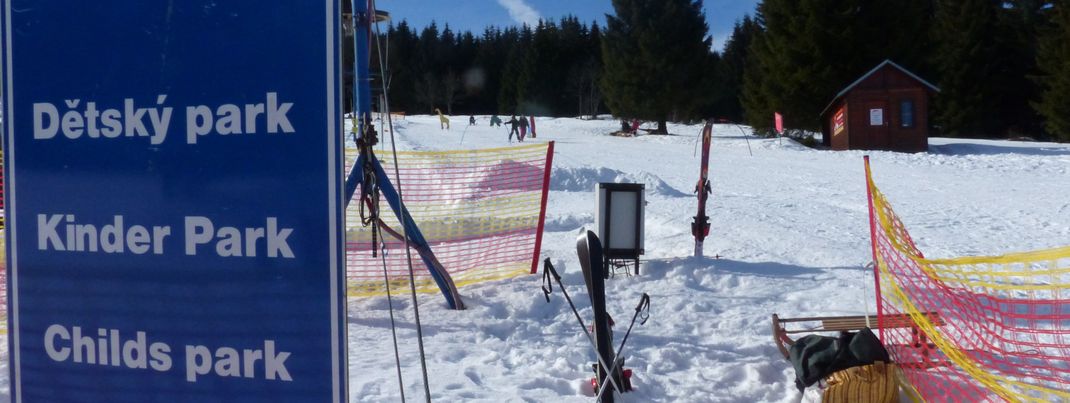 Das Kinderland im Skigebiet ist gut zu erreichen und bietet eine kleine aber feine Übungsstrecke für die Kleinen