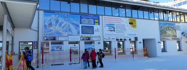 Der Einstieg ins Skigebiet wird mit einer großen Infotafel leicht gemacht.