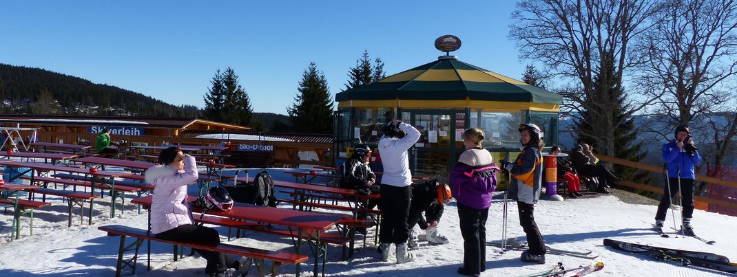 Après-Ski-Feeling kommt nur etwas bei der einzigen Schirmbar am Thurnhofstüberl auf.