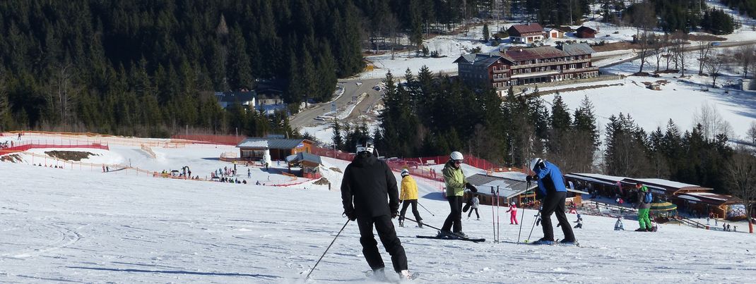 Alles auf einen Blick: Links befindet sich das ArBär-Kinderland, rechts das Thurnhofstüberl mit der einzigen Schirmbar.