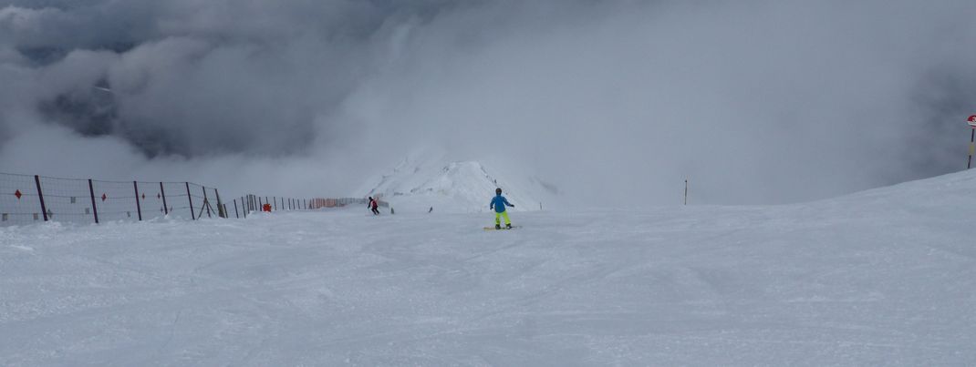 Die Pisten im oberen Teil des Skigebiets sind angenehm steil und breit