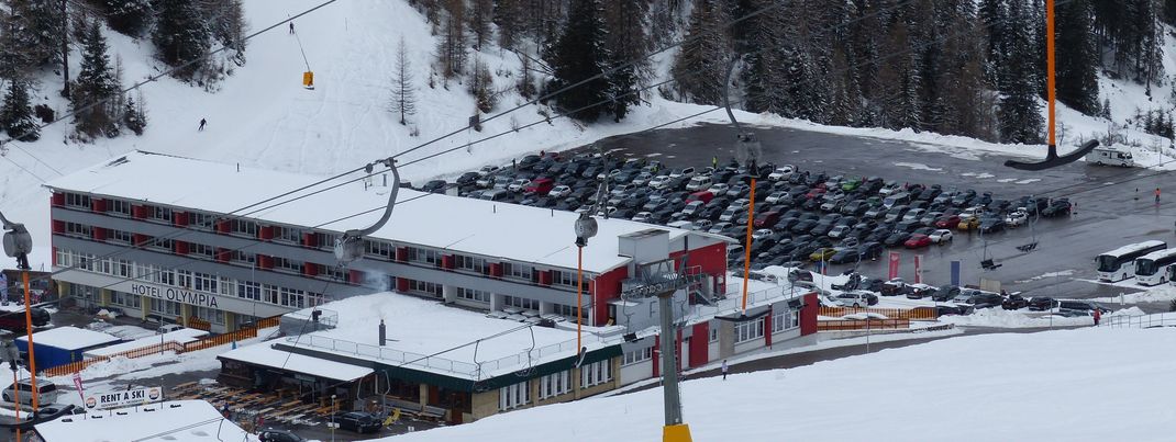 Der kostenlose Parkplatz ist großzügig dimensioniert und liegt perfekt an der Talstation