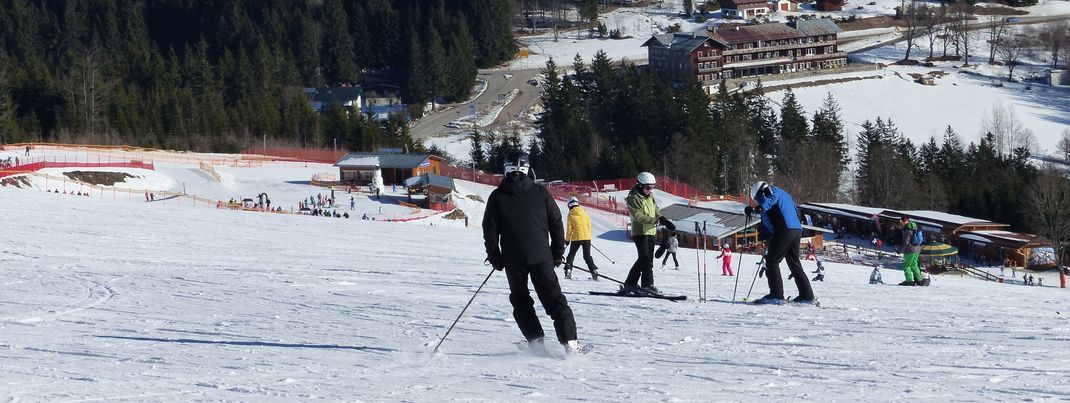 Der blaue Thurnhofhang ist die Einsteigerpiste für Familien im Skigebiet am Großen Arber.