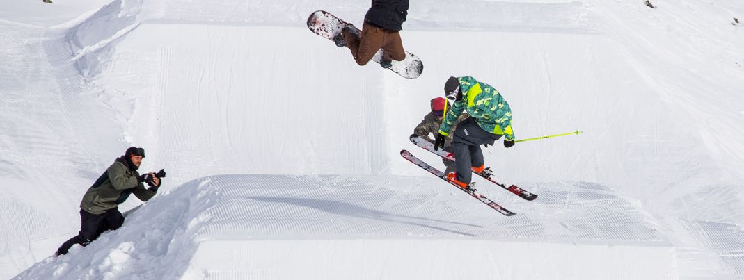 Auf den Kickern lassen es sich Freeskier in der Axamer Lizum gut gehen