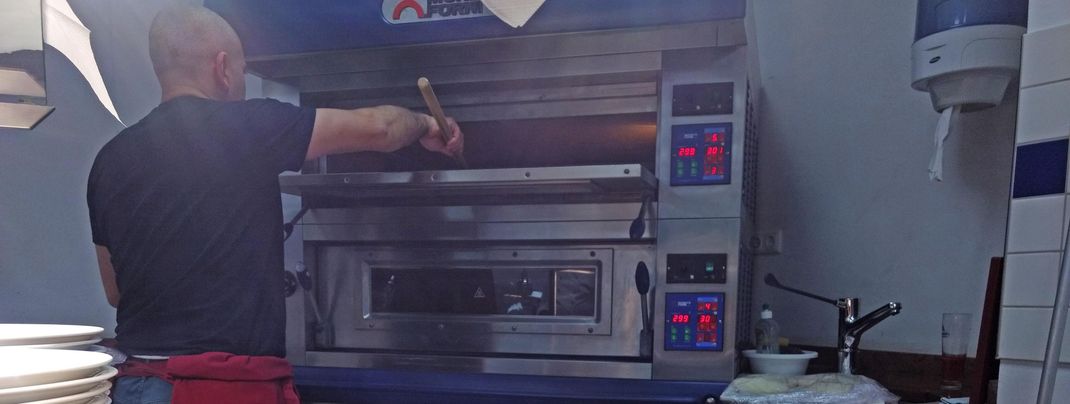 Pizzen im Sunny Mountain Restaurant werden immer frisch zubereitet.