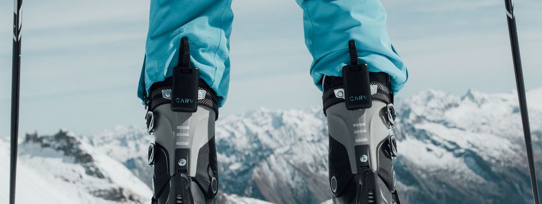 Der Tracker wird hinten am Skischuh befestigt.