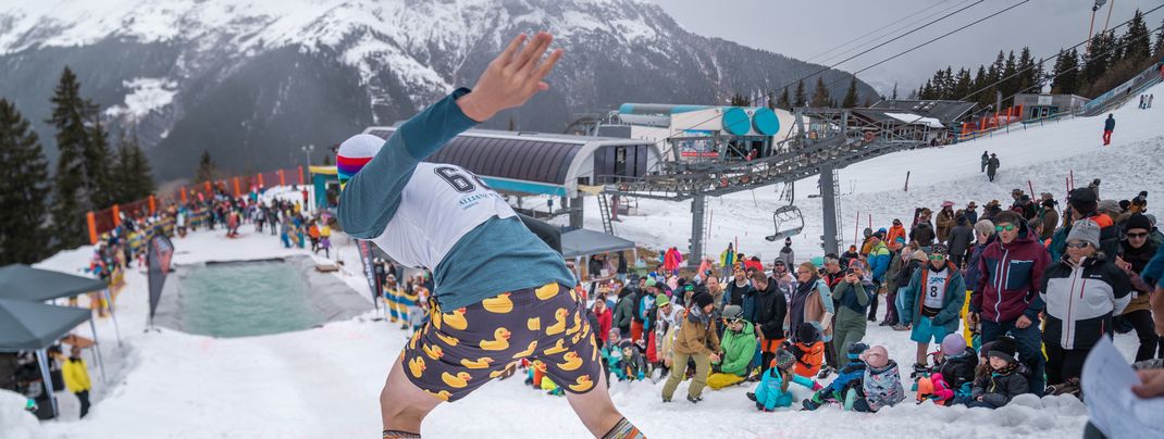 Mit Anlauf über den Eiskanal geht es für die Teilnehmer beim Watersurf-Content an der Mittelstation der Bergbahnen See.