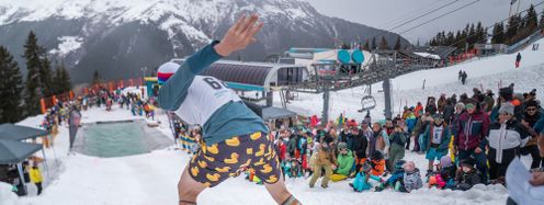 Mit Anlauf über den Eiskanal geht es für die Teilnehmer beim Watersurf-Content an der Mittelstation der Bergbahnen See.