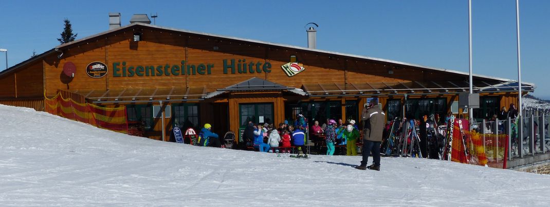 Die Eisensteiner Hütte befindet sich in herrlicher Ausrichtung unterhalb der Gondel-Bergstation.