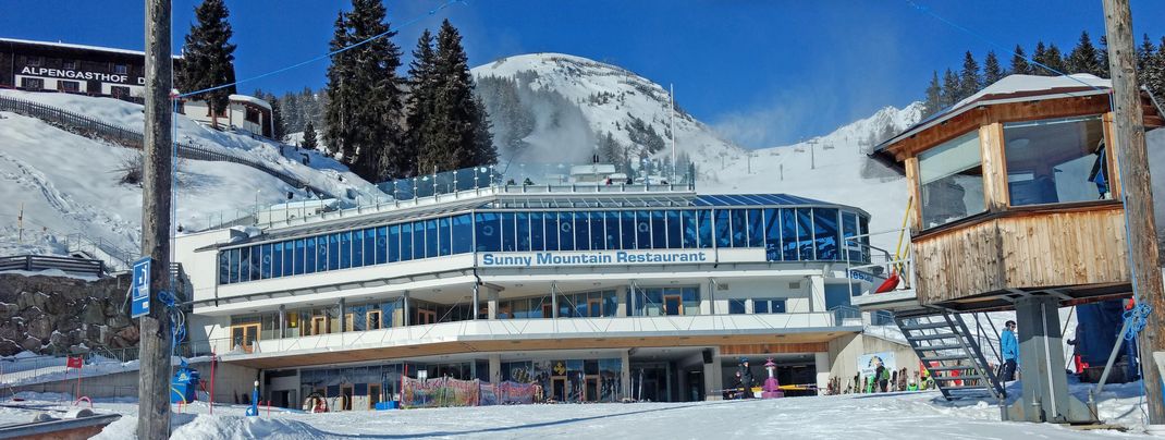 Dreh- und Angelpunkt ist der Sunny Mountain Erlebnispark mit Restaurant und Skischule.