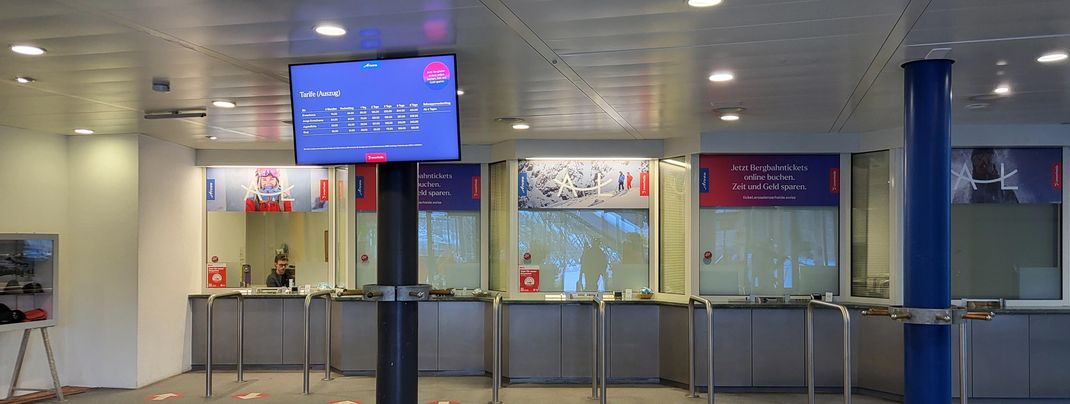 An den Kassen werden die Tarife und aktuellen Informationen übersichtlich angezeigt