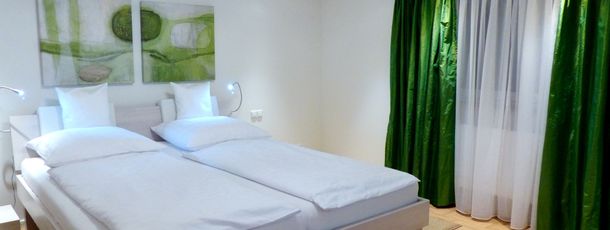 Schlafzimmer Doppelbett 1,80m x 2,20m