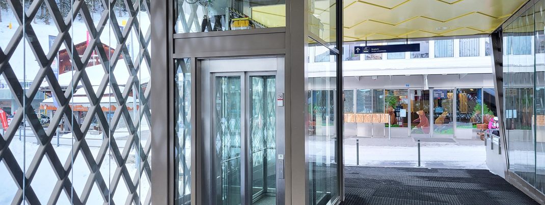 Komfortabel: Ein Aufzug bringt dich direkt vom Bahnhof zur Talstation der Weisshornbahn