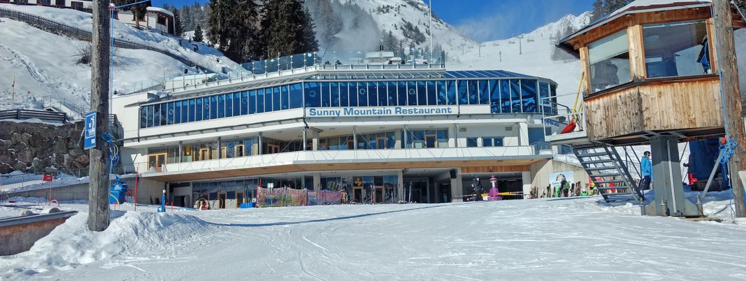 Vom Sunny Mountain Restaurant hat man einen traumhaften Ausblick.