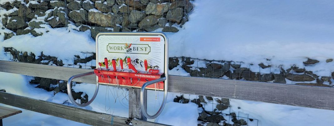 Stations with tools for bindings and minor repairs can be found throughout the ski area.