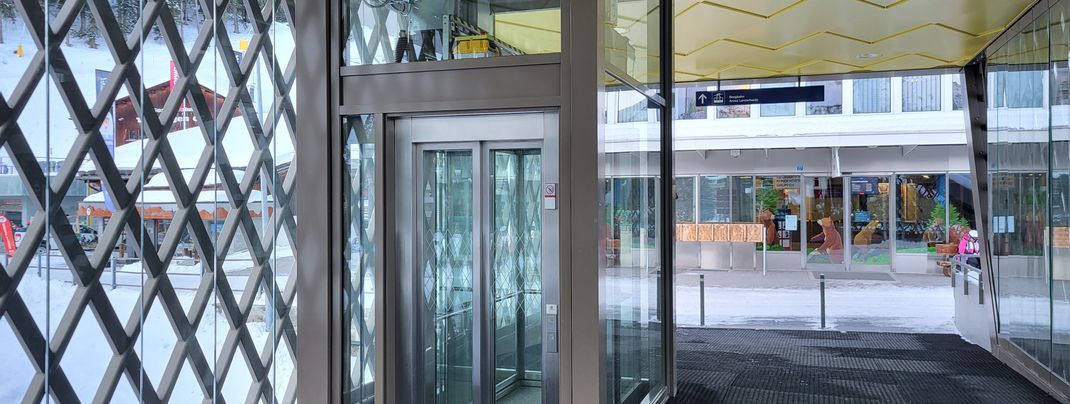 Convenient: an elevator takes you directly from the station to the Weisshornbahn valley station.