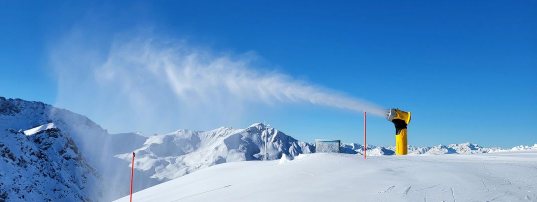 Snow cannons ensure reliable snow conditions throughout the ski area.